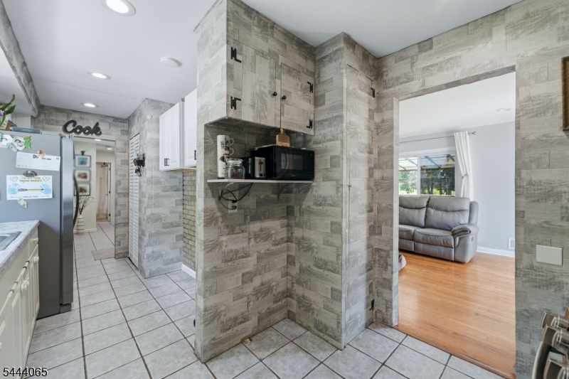 728 Mill Ln