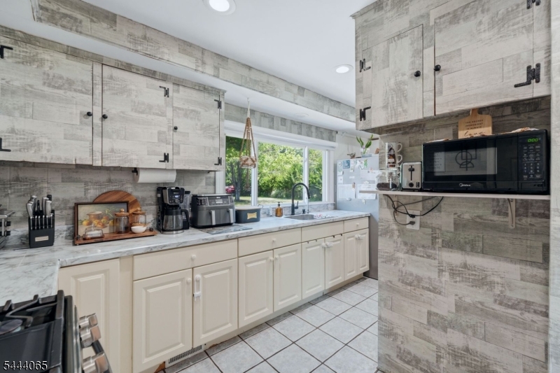 728 Mill Ln