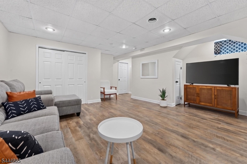 8 Saxonney Cir