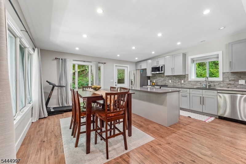 157 W Lindsley Rd