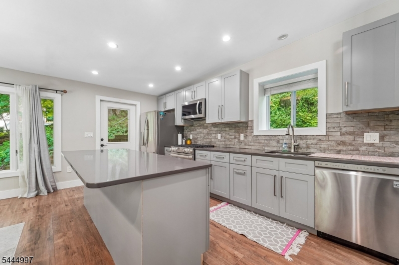 157 W Lindsley Rd