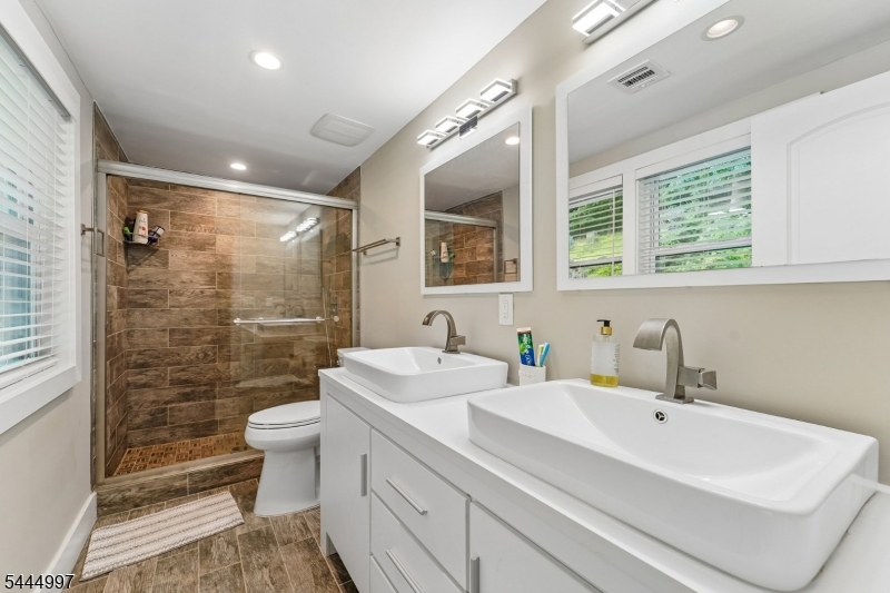 157 W Lindsley Rd