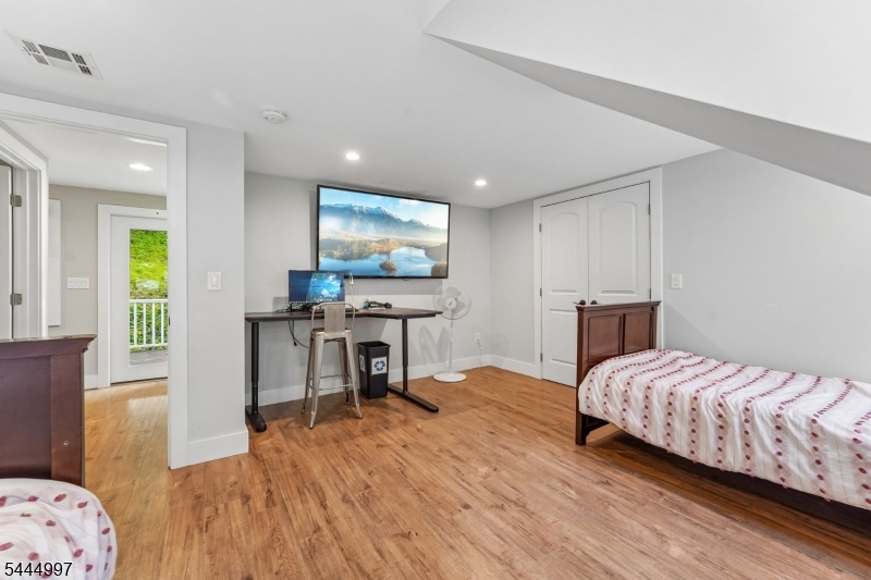 157 W Lindsley Rd