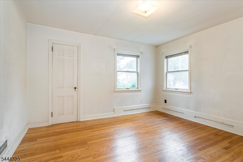 19 E Amsterdam Ave