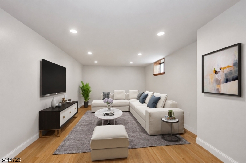 19 E Amsterdam Ave