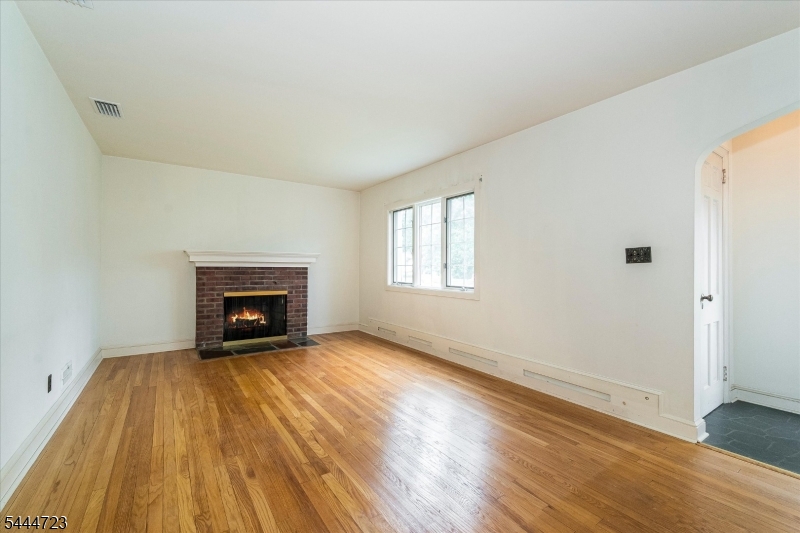 19 E Amsterdam Ave