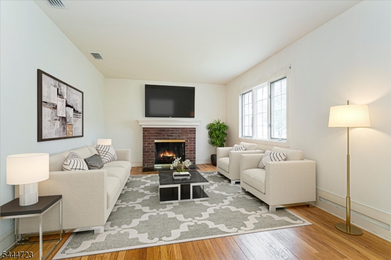 19 E Amsterdam Ave