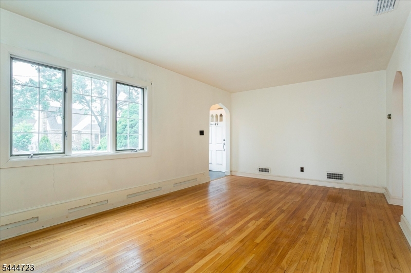 19 E Amsterdam Ave