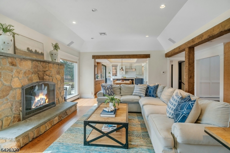 7 Deerhill Dr