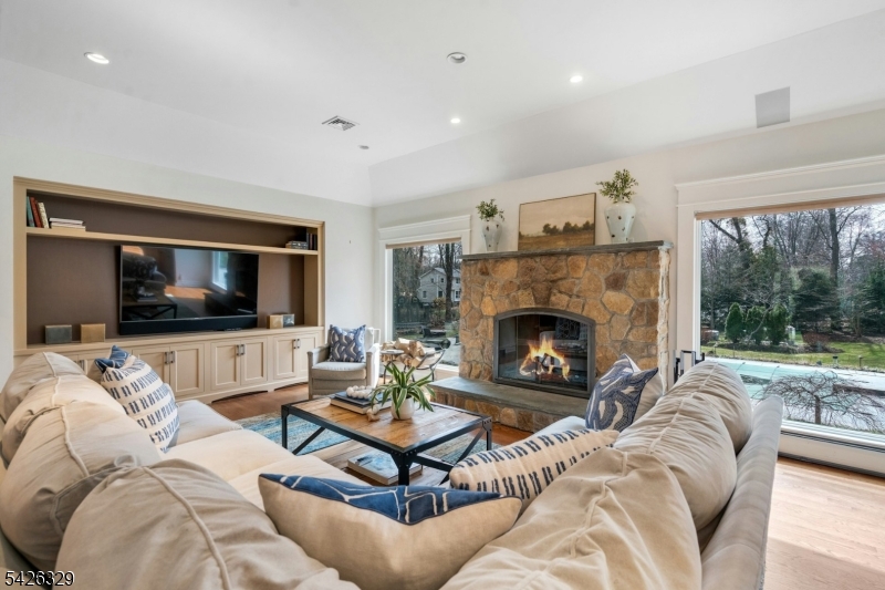 7 Deerhill Dr