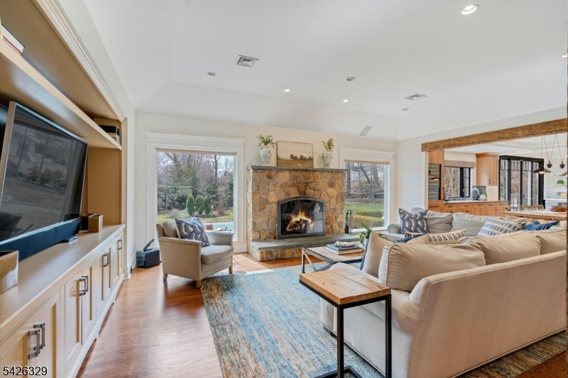7 Deerhill Dr