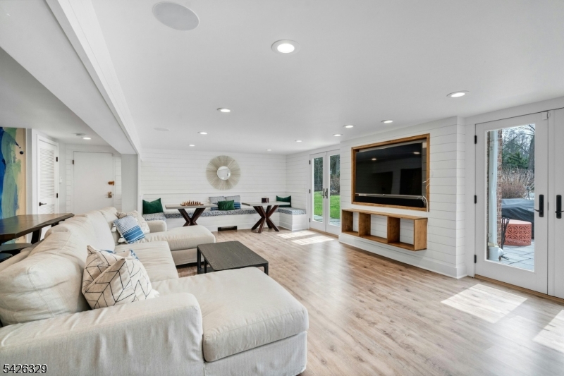 7 Deerhill Dr