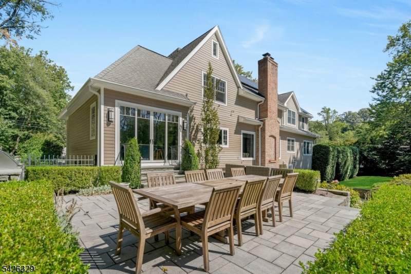 7 Deerhill Dr
