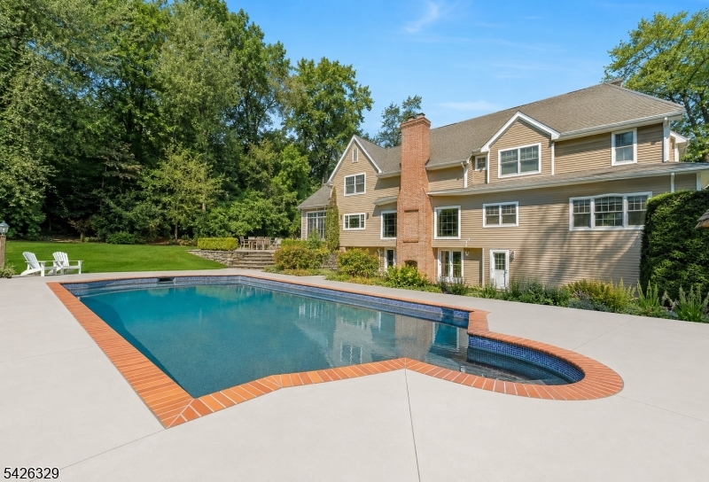 7 Deerhill Dr