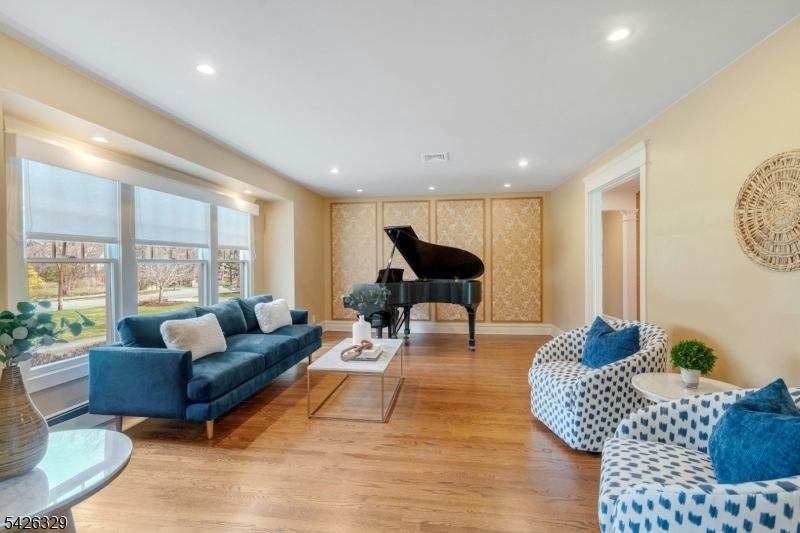 7 Deerhill Dr