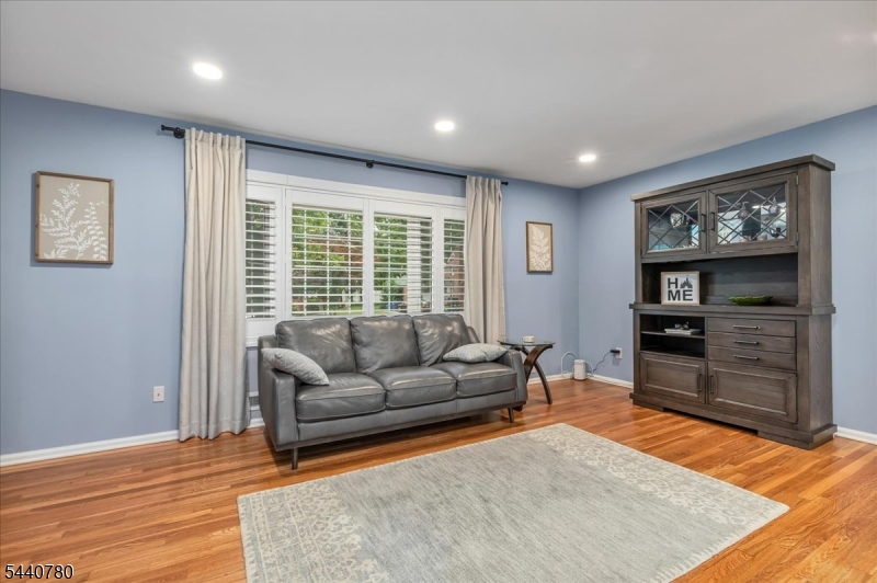 2104 Shady Ln