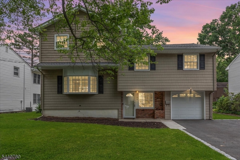 2104 Shady Ln