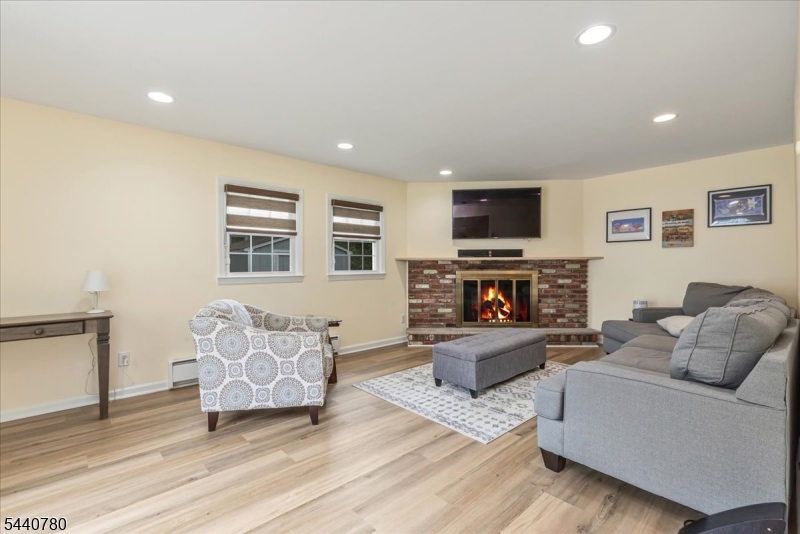 2104 Shady Ln
