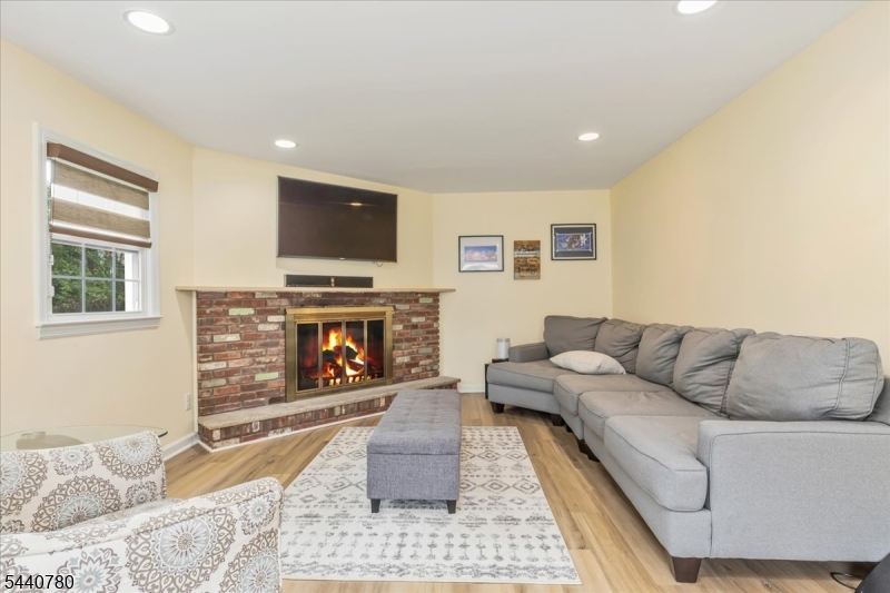 2104 Shady Ln