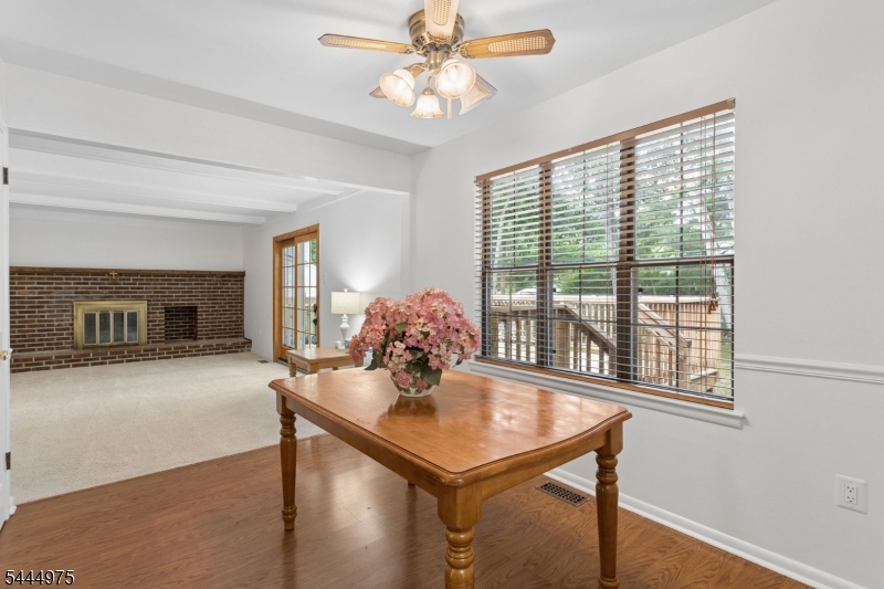 12 Shadow Oak Ct
