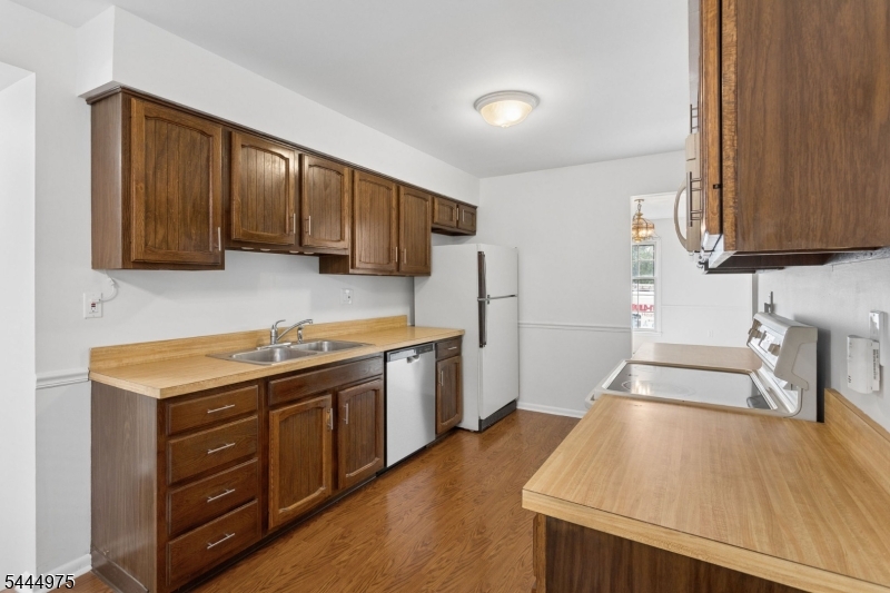 12 Shadow Oak Ct