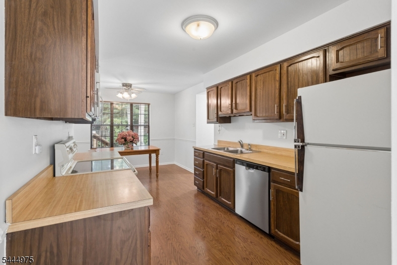 12 Shadow Oak Ct