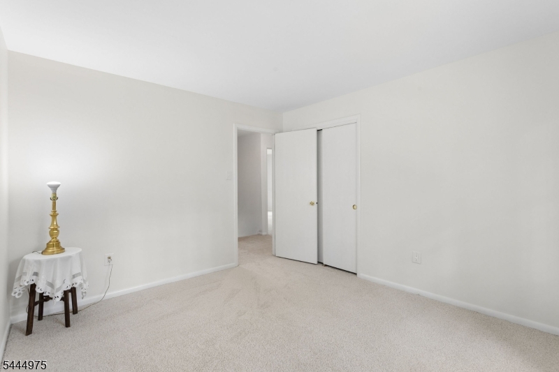 12 Shadow Oak Ct