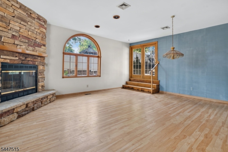 217 W Point Ave