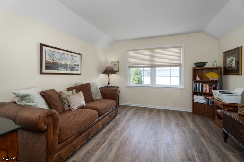 4 Muirhead Ct