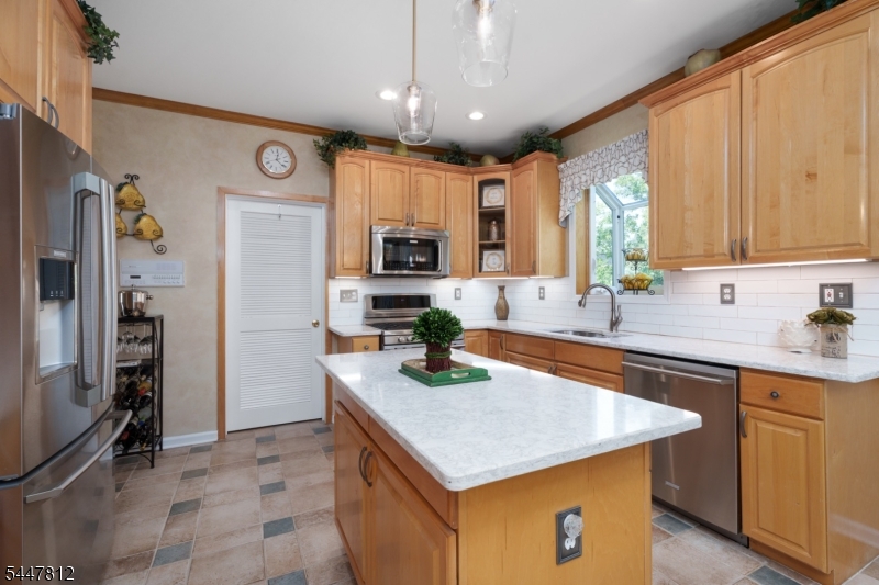 4 Muirhead Ct