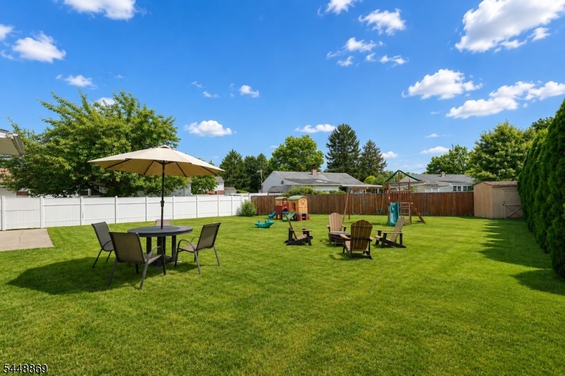 4 Blue Grass Dr