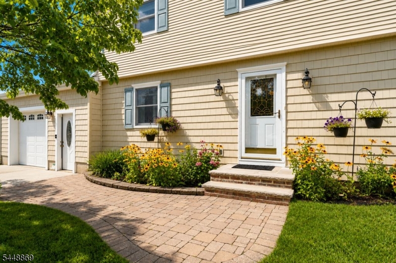 4 Blue Grass Dr