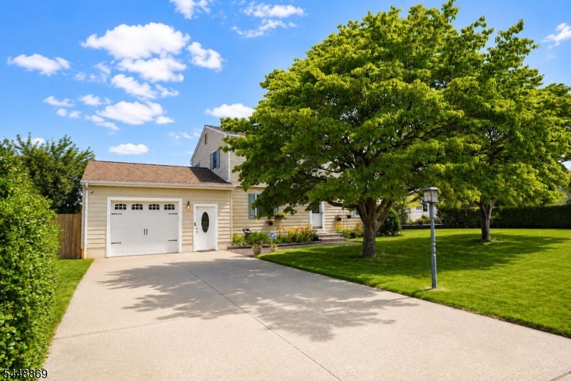 4 Blue Grass Dr