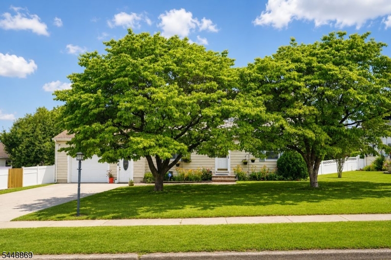 4 Blue Grass Dr