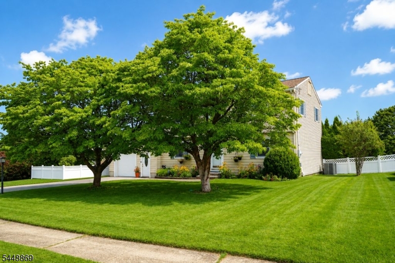 4 Blue Grass Dr