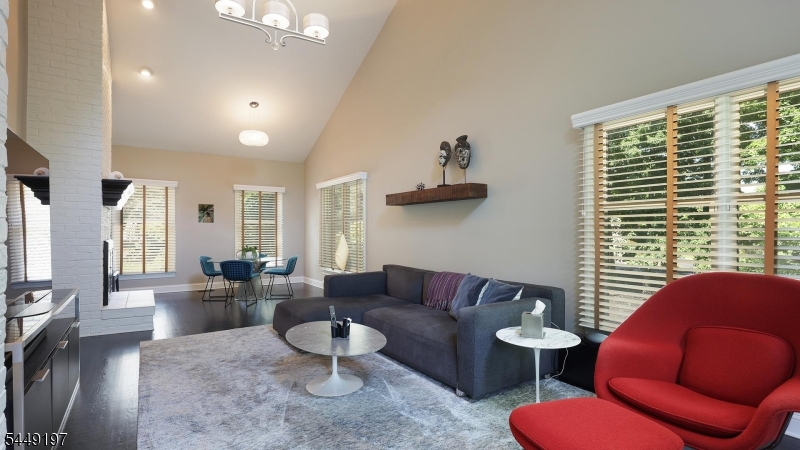 16 Chesterfield Dr