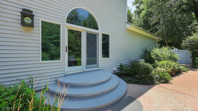 16 Chesterfield Dr