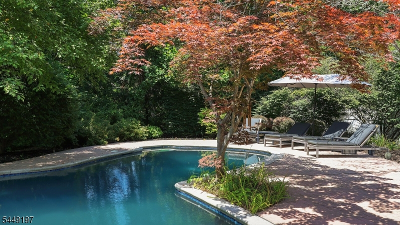 16 Chesterfield Dr