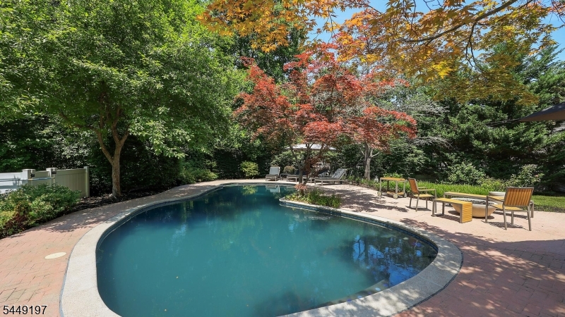16 Chesterfield Dr