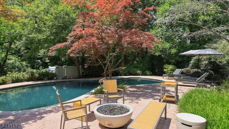 16 Chesterfield Dr