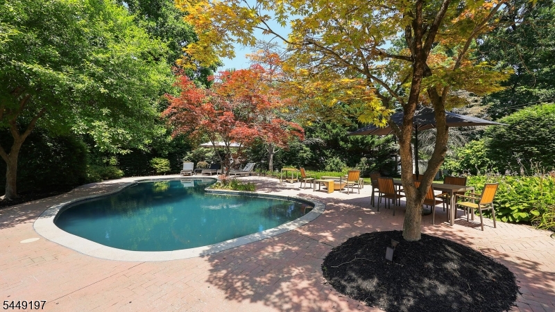 16 Chesterfield Dr