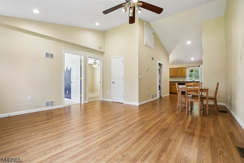 523 W Hill Rd