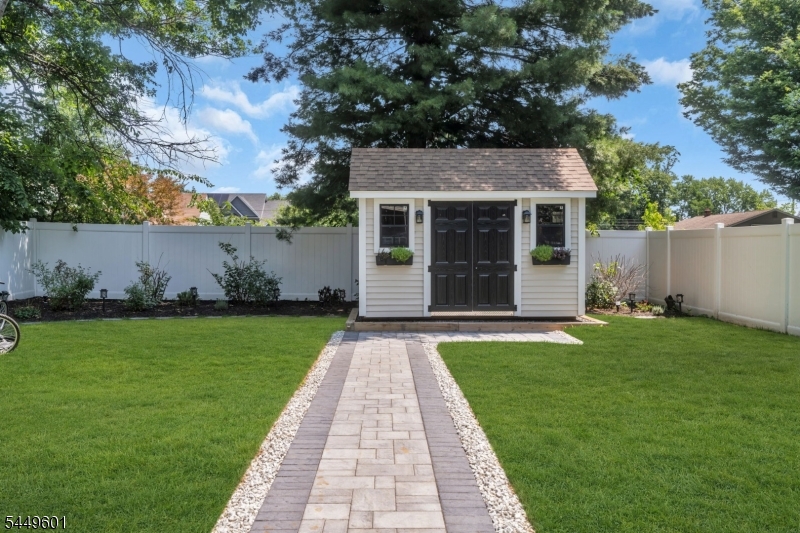69 Leghorn Ave