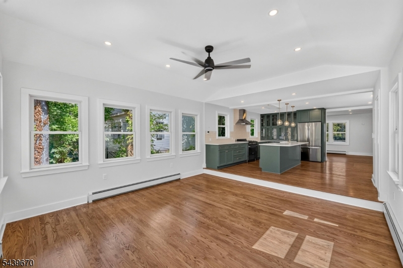 129 W Oak St