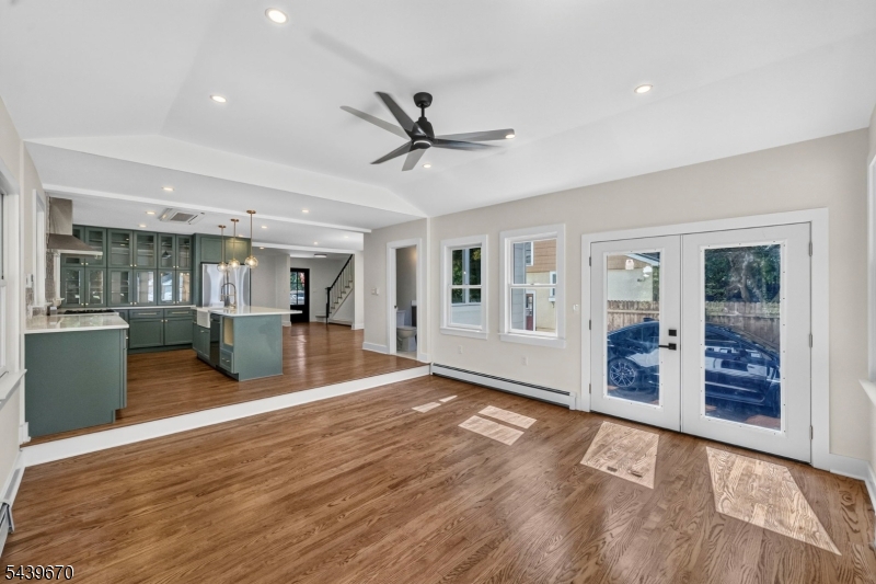 129 W Oak St