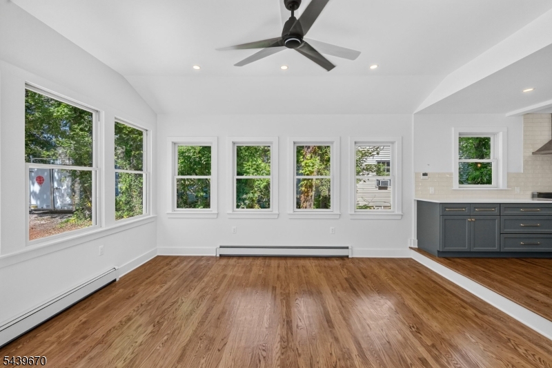 129 W Oak St