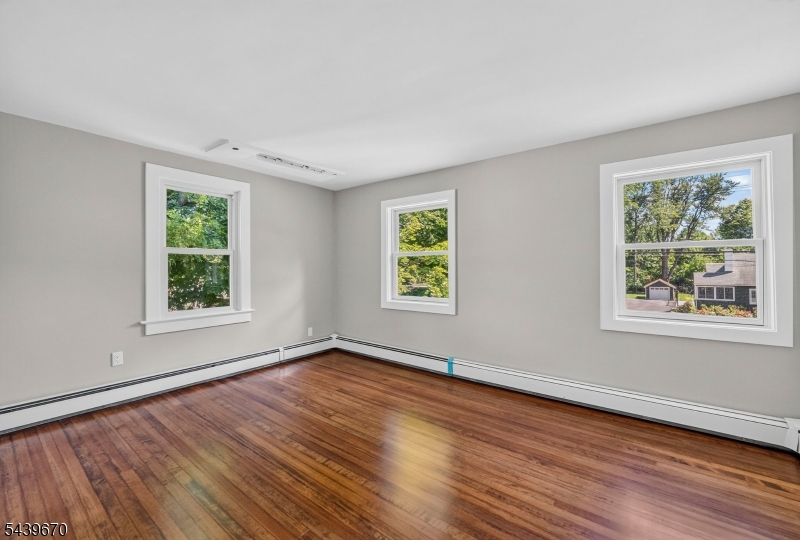 129 W Oak St