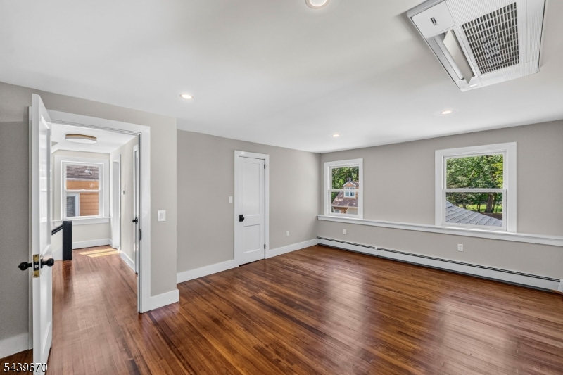 129 W Oak St