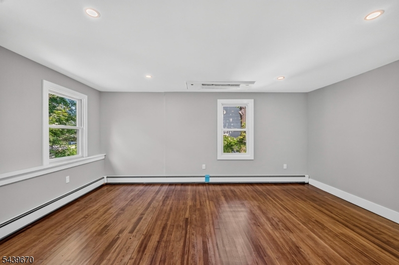 129 W Oak St