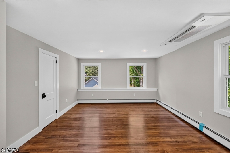 129 W Oak St